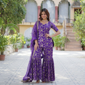 Costume prêt-à-porter en viscose bleu royal avec travail jacquard et broderie - Product Image 1
