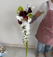 A-2039 Großhandel Luxuriöser Kaskaden-Kunstblumenstrauß Weiße Rose Burgunderrote Calla-Lilie Seidenblumen Brautstrauß Hochzeitsdekoration