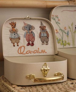 Caja de Regalo Tipo Maleta de Papel para Bebé Recién Nacido, con Asa Dorada de Lujo, para Niña o Niño, con Tela Bordada - Product Image 4