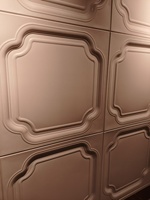 Plaques de plafond en panneaux pressés pour des intérieurs durables et élégants