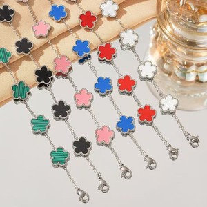 Pulseras RINHOO de acero inoxidable 316L con diseño de flor de cinco hojas para mujer, <span class=keywords><strong>pulsera</strong></span> de metal chapada en PVD de 18K, regalo de joyería romántica para fiesta. - Product Image 4
