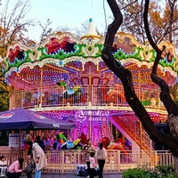 Manège à deux niveaux sur le thème des parcs d'attractions en plein air, manège double étage personnalisé de style européen vintage pour centre commercial et attraction touristique