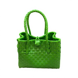 Bolso de mano de paja plástica tejida verde hecho a mano, impermeable, reciclado, ecológico, para el mercado, la playa, compras de verano, bolso de hombro - Product Image 1