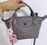 Charme de sac en cuir avec lettre et fleur mignons, porte-clés en cuir fait à la main, lettres colorées, charmes de sac en cuir, accessoires de sac, cadeau pour elle