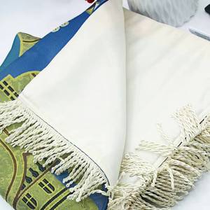 Alfombra de Oración Islámica YASEEN, Imitación de Seda, Bordada con Patrón Floral, Suave, Antideslizante, de Pelo Corto, Tejida a Máquina - Product Image 1