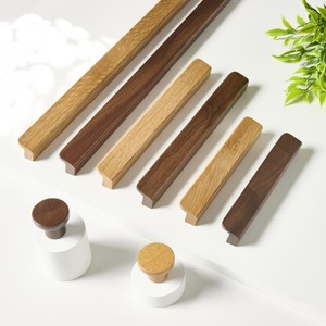 Maniglie Lunghe in Legno di Noce Nero Stile Nordico, Maniglie per Mobili in Legno, Maniglie per Ante di Armadi, Pomelli per Cassetti in Quercia - Product Image 1
