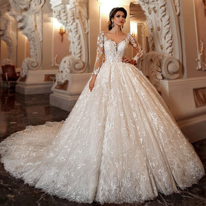 Princess Ball Gown Wedding Dress Sweetheart Neckline Long Train Vintage White Bridal Dress - Product Image 2