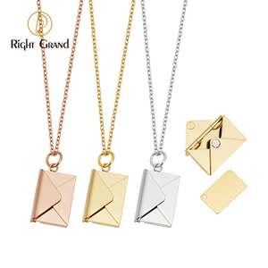 Gioielli per Coppia Regali di San Valentino Medaglione Apribile a Busta Placcato Oro in Acciaio Inossidabile con Fessure per Messaggi d'Amore - Product Image 2