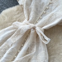 Robe longue décontractée WIWT pour femme, élégante, blanche, en dentelle brodée, coupe trapèze, col montant, manches courtes bouffantes, avec ceinture, idéale pour le quotidien et les vacances