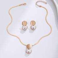 Ensemble collier et boucles d'oreilles élégants en fausses perles en forme de cœur, style européen et américain, boucles d'oreilles cœur pêche pour femmes