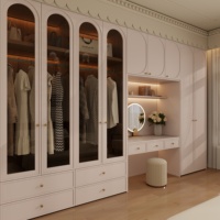 Vollständig in die Wand integrierter Kleiderschrank mit Glastüren, integriertem Schminktisch, Messingbeschlägen, LED-Beleuchtung und mehreren Aufbewahrungsschubladen