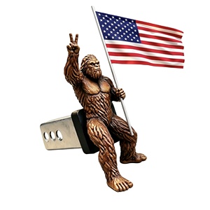 Couverture de crochet de remorque Bigfoot patriotique, en résine durable, résistante aux intempéries, accessoire de protection pour camion et SUV, installation facile, drapeau américain - Product Image 1