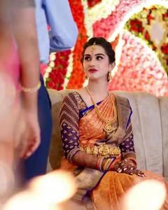 Saree en soie Jacquard lourd de qualité supérieure en orange vif avec bordure tissée dorée élégante tenue traditionnelle indienne et pakistanaise - Product Image 1