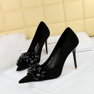 รองเท้าส้นสูงผู้หญิงประดับเพชรพลอยหรูหราประดับโบว์ ปี 2024 ส้นเข็มสูง 9 ซม. - Product Image 4