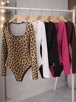 Vente en gros de body string noir à col carré imprimé léopard pour femme, haute qualité, collection 2026, et body à manches courtes pour femme