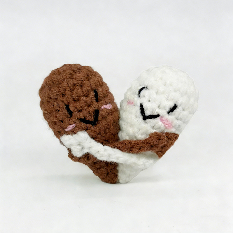 Coppia bianca al bar, abbraccio d'amore.