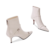 Sepatu bot wanita dengan ujung runcing, hak tipis, penutup ritsleting, dan hiasan gesper