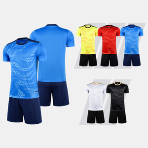 Maillot d'entraînement de football uni pour hommes en gros 2025, polyester à séchage rapide, uniforme de football personnalisé à 100% - Product Image 2