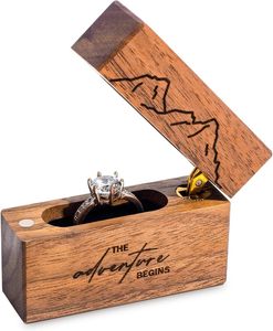 Boîte à bijoux rectangulaire en bois gravée sur mesure sur le thème de l'aventure pour le rangement des bagues de mariage et de fiançailles, décoration de table - Product Image 2