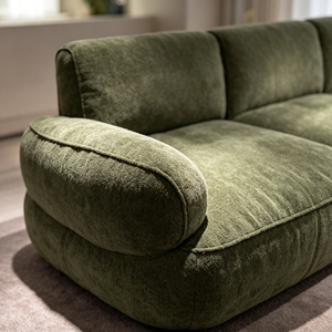 Sofá Moderno de Tres Plazas en Chenilla Verde con Brazos Enrollados y Respaldo Acolchado para Sala de Estar - Product Image 3
