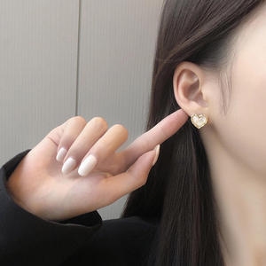 Alta calidad nueva alta calidad exquisita mujeres niñas Post moda oro Metal pendientes lindo pequeño corazón Stud pendientes para niñas - Product Image 4