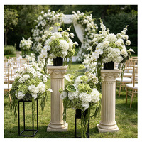 Boules de fleurs artisanales blanches de roses, lys calla, hortensias et verdure, centre de table romantique pour décoration de mariage