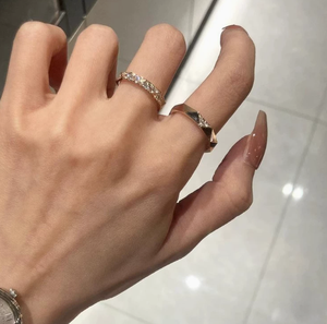 Anillo Geométrico Chapado en Oro Rosa con Circonitas Cúbicas, Corte Triangular Facetado, Banda Semi-Pavé, Apilable, Joyería para Parejas - Product Image 3
