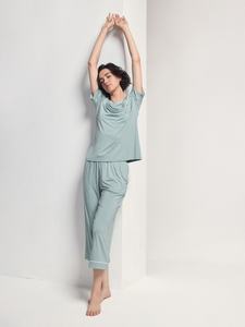 Pigiama Estivo Premium con Maniche Corte e Pantaloni Capri Traspirante Set Pigiama Personalizzato con Logo Stampato per Donna - Product Image 3