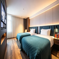 Trendige Moderne Hotel-Schlafzimmermöbel Doppelbett Dunkelgrünes Kanal-Polsterkopfteil Modulares LED-Wandpanel TV-Schrank ODM