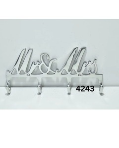 Porte-clés mural décoratif élégant en aluminium pour Monsieur et Madame, idéal pour l'organisation et le rangement domestique - En vente par l'exportateur indien - Product Image 1