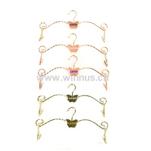 Cintres métalliques personnalisés avec logo Or, Argent, Noir pour lingerie, soutiens-gorge, culottes, maillots <span class=keywords><strong>de</strong></span> <span class=keywords><strong>bain</strong></span>, avec clip <span class=keywords><strong>de</strong></span> présentation pour magasin <span class=keywords><strong>de</strong></span> sous-vêtements - Product Image 3