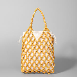 กระเป๋าถือผู้หญิงแบบพกพาสุดหรูปี 2025 รูปทรงซองจดหมาย วัสดุ PU กันน้ำ สายสะพายไหล่ ดีไซน์ลูกปัดไม้แบบโปร่ง ทันสมัย - Product Image 1