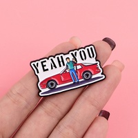 Épinglette en émail de voiture de sport rouge classique, badge métallique personnalisé, broche sur le thème automobile, cadeau de collection pour les fans de voitures
