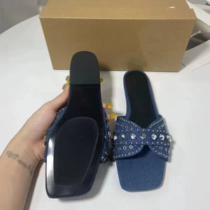 Sandales plates pour femmes en denim bleu, à bout ouvert avec embellissements brillants - Product Image 2