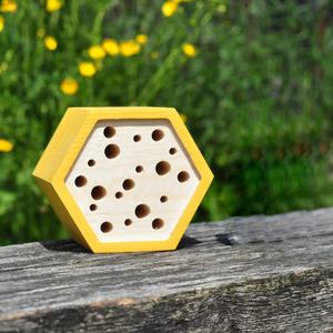 <span class=keywords><strong>Maison</strong></span> pour abeilles en bois massif de décoration de jardin de couleur personnalisée Hôtel à insectes jaune Mignonne mini <span class=keywords><strong>maison</strong></span> pour abeilles hexagonale en bois avec <span class=keywords><strong>toit</strong></span> imperméable - Product Image 2