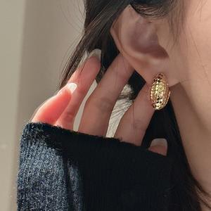 Boucles d'oreilles rétro françaises en argent pur S925, design incurvé à sequins effet glace pilée, avec un éclat unique et tendance - Product Image 1