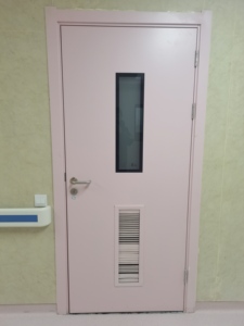 Porte Sanitaire en Acier Personnalisée avec Fenêtre en Verre et Persienne Perforée pour Zone Propre - Product Image 4