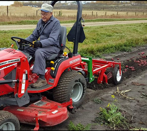 Arracheuse de pommes de terre mini 1 rangée à entraînement par prise de force (PTO) avec boîte de vitesses et engrenages pour utilisation sur tracteur - Product Image 4