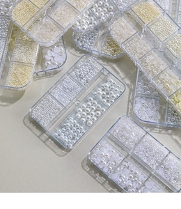 6 grilles de perles demi-rondes blanches ivoire de tailles variées, brillantes, pour la décoration des ongles et les accessoires de nail art - Product Image 6