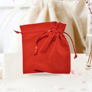 Sac de rangement en tissu velours pour bijoux et instruments de beauté haut de gamme avec impression sérigraphique, matériau recyclable, fermeture à cordon - Product Image 6