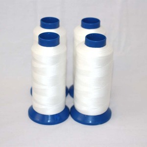 ด้ายเย็บผ้าโพลีเอสเตอร์ 603 สีขาวและสีแดงเบอร์กันดี สำหรับเสื้อผ้าเครื่องแต่งกาย อุตสาหกรรมสิ่งทอในบ้าน เป็นมิตรกับสิ่งแวดล้อม - Product Image 4