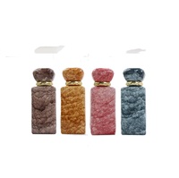 Flacon de parfum rectangulaire en verre coloré haut de gamme de 50 ml avec impression par transfert d'eau, bouchon à vis et diffuseur à roseaux