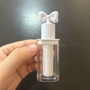 <span class=keywords><strong>ISMAN</strong></span> Vente en gros de tubes de gloss à lèvres miniatures de 2,5 ml avec nœud papillon, design mignon, emballage vide pour gloss à lèvres, rose, noir, blanc, logo personnalisé - Product Image 3