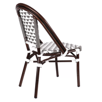 Chaise d'extérieur au design moderne avec structure en aluminium et rotin pour salle à manger dans un jardin, restaurant, café ou appartement