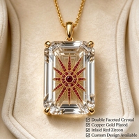 Collier pendentif rectangulaire personnalisé en cristal taille émeraude avec motif étoile soleil plaqué or et oxydes de zirconium rouges, style Art Déco, pour marques de bijoux OEM