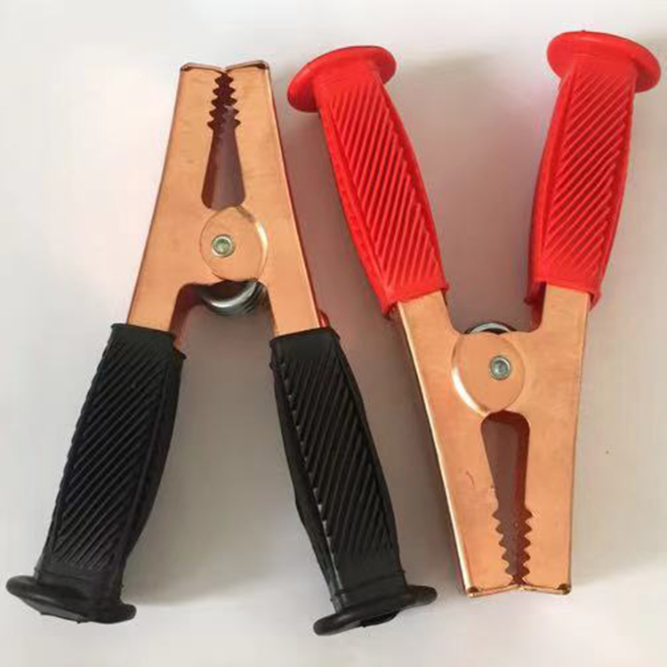 A изолированный автомобильный аккумулятор большой крокодил зажим