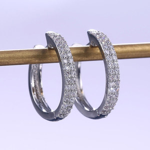 Boucles d'oreilles créoles Tiffany & Co. en or massif 18 carats avec diamants taille brillant rond, sertissage en canal, classiques pour femme, à porter au quotidien - Product Image 4