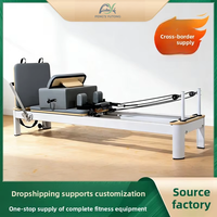 Reformer de Pilates Blanco con Luz Natural y Marco de Madera para un Diseño Moderno