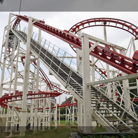 Manèges de parc d'attractions, montagnes russes à sensations fortes, longueur de la piste de 300 m, vitesse de 49 km/h, 16 passagers, construction en acier et fibre de verre