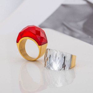 แหวนแก้วทรงเรขาคณิตทันสมัย ชุบทอง 18K เครื่องประดับแฟชั่นสำหรับทุกเพศ เหมาะสำหรับงานปาร์ตี้ มีสีแดง ขาว ดำให้เลือก - Product Image 3